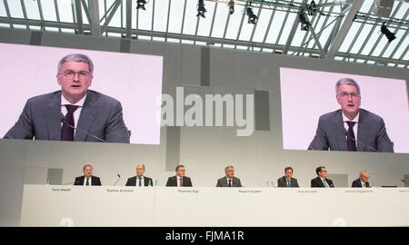 Ingolstadt, Germania. 03 Mar, 2016. CEO di Audi AG, Rupert Stadler, (C), parla con i giornalisti accanto a Toni di Melfi (L-R), testa di sviluppo Stefan Knirsch, Personalvorstand Thomas Sigi, CFO Axel Strotbek, responsabile marketing Dietmar Voggenreiter e capo della produzione Hubert Waltl durante il bilancio della conferenza stampa di Ingolstadt, Germania, 03 marzo 2016. Foto: ARMIN WEIGEL/dpa/Alamy Live News Foto Stock