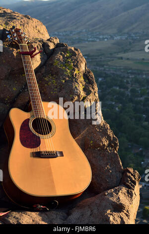 Bright chitarra acustica in montagna Foto Stock