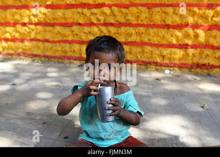 India, 19 febbraio 2016. I bambini di strada in Kolkata. Foto di Palash Khan Foto Stock