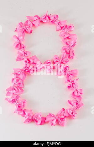 La figura 8 fatta di piccoli nastri rosa Foto Stock
