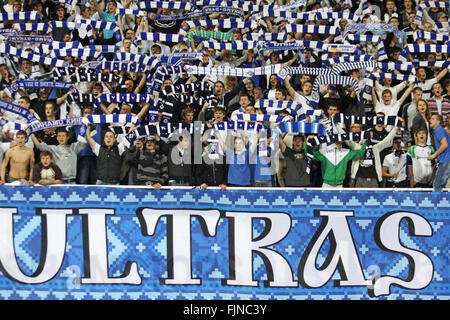 Kiev, Ucraina - 15 Settembre 2011: FC Dynamo Kyiv ultra sostenitori mostrano il loro sostegno durante la UEFA Europa League contro FC Stoke City il 15 settembre 2011 a Kiev, Ucraina Foto Stock