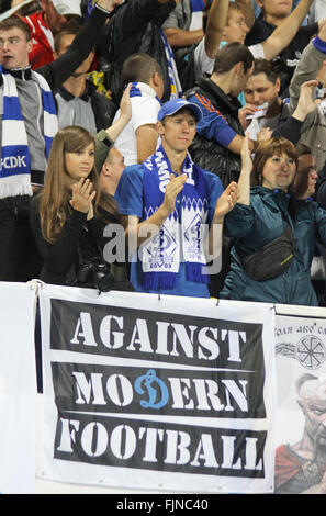 Kiev, Ucraina - 15 Settembre 2011: FC Dynamo Kyiv sostenitori mostrano il loro sostegno durante la UEFA Europa League contro FC Stoke Foto Stock