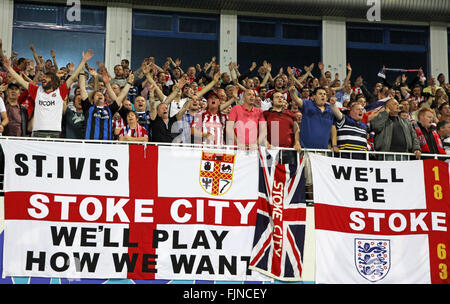 Kiev, Ucraina - 15 Settembre 2011: FC Stoke City sostenitori mostrano il loro sostegno durante la UEFA Europa League contro FC Dynamo Kyiv il 15 settembre 2011 a Kiev, Ucraina Foto Stock