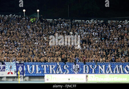 Kiev, Ucraina - 15 Settembre 2011: FC Dynamo Kyiv ultra sostenitori mostrano il loro sostegno durante la UEFA Europa League contro FC Stoke City il 15 settembre 2011 a Kiev, Ucraina Foto Stock