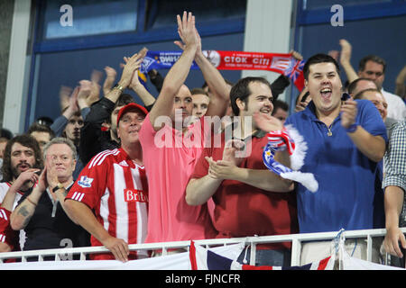 Kiev, Ucraina - 15 Settembre 2011: FC Stoke City sostenitori mostrano il loro sostegno durante la UEFA Europa League contro FC Dynamo Kyiv il 15 settembre 2011 a Kiev, Ucraina Foto Stock