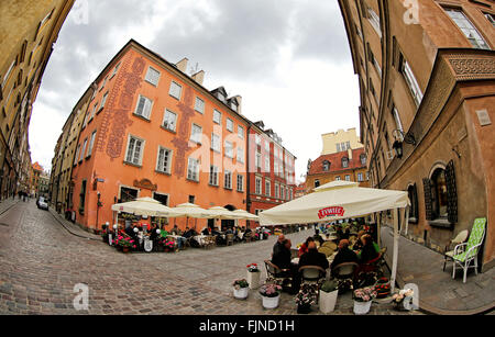 Varsavia, Polonia - 27 Maggio 2015: per le strade di Varsavia Vecchia, Patrimonio Mondiale dell UNESCO Foto Stock