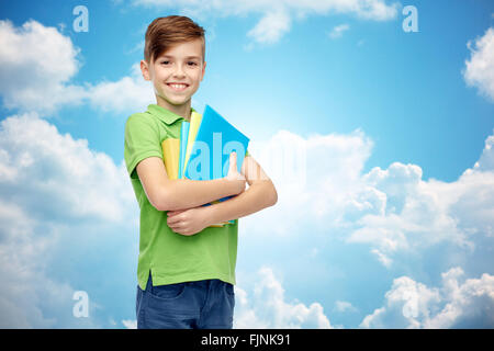 Felice ragazzo dello studente con le cartelle e i notebook Foto Stock