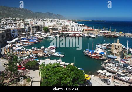 KYRENIA, Cipro - 25 maggio. Vista sul Porto Vecchio di Kyrenia (Girne), Cipro il 25 maggio 2013. Foto Stock