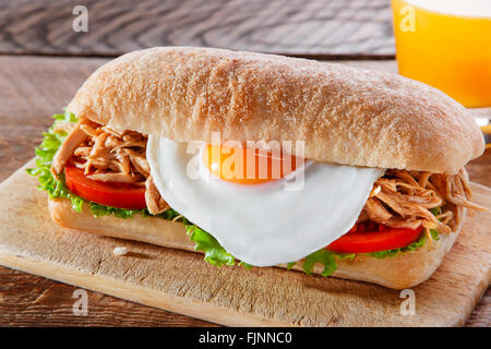 Sandwich con grigliate di carne uova insalata di pomodoro ciabatta Foto Stock