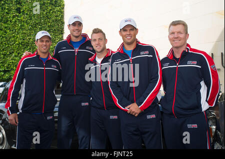 (160303) -- MELBOURNE, 3 marzo 2016 (Xinhua) -- Mike Bryan, John Isner, Jack calza, Bob Bryan e capitano Jim Courier (L a R) della coppa Davis team di gli Stati Uniti pongono per le foto come essi arrivano a disegnare la cerimonia della coppa Davis di BNP Paribas gruppo mondiale primo round tra l'Australia e gli Stati Uniti a Kooyong Lawn Tennis Club di Melbourne, Australia, 3 marzo 2016. Australian tennista Lleyton Hewitt potrebbe essere trascinato fuori di pensionamento per Australia Davis Cup tie contro gli Stati Uniti, dopo che esso è stato rivelato egli sarebbe la sostituzione di un malato Nick Kyrgios nel team di pattuglia di giovedì Foto Stock