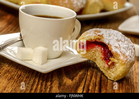 Panato tradizionale torta con confettura di fragole sulla tavola di legno Foto Stock