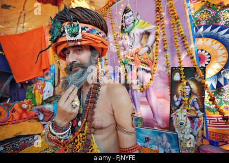 Sadhu (saddhu), un santo uomo o monaco nomade. Sadhus si riuniranno presso il più grande festival indù, Kumbh Mela, ogni 3 anni. Foto Stock