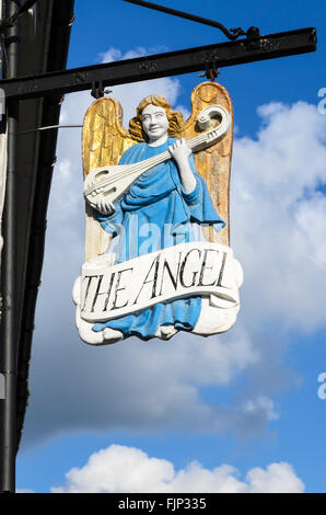 Il pub tradizionale segno dell'Angelo pub, Lavenham, Suffolk, Inghilterra, Regno Unito. Foto Stock