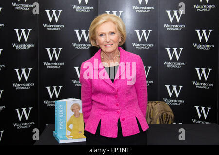 Waterstones, Piccadilly, Londra, 3 marzo 2016. Great British precotti giudice Maria Berry appare al Waterstones Piccadilly per firmare copie del suo ultimo libro di cucina infallibile. Credito: Paolo Davey/Alamy Live News Foto Stock