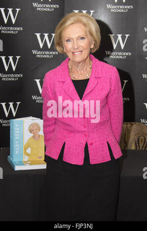 Waterstones, Piccadilly, Londra, 3 marzo 2016. Great British precotti giudice Maria Berry appare al Waterstones Piccadilly per firmare copie del suo ultimo libro di cucina infallibile. Credito: Paolo Davey/Alamy Live News Foto Stock