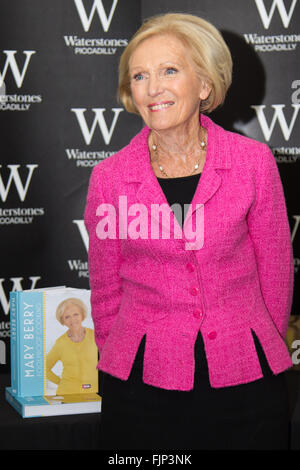 Waterstones, Piccadilly, Londra, 3 marzo 2016. Great British precotti giudice Maria Berry appare al Waterstones Piccadilly per firmare copie del suo ultimo libro di cucina infallibile. Credito: Paolo Davey/Alamy Live News Foto Stock