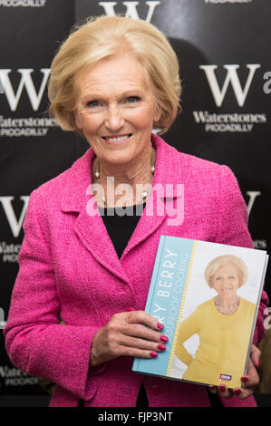 Waterstones, Piccadilly, Londra, 3 marzo 2016. Great British precotti giudice Maria Berry appare al Waterstones Piccadilly per firmare copie del suo ultimo libro di cucina infallibile. Credito: Paolo Davey/Alamy Live News Foto Stock