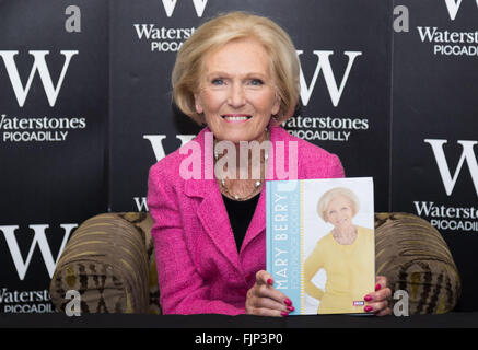 Waterstones, Piccadilly, Londra, 3 marzo 2016. Great British precotti giudice Maria Berry appare al Waterstones Piccadilly per firmare copie del suo ultimo libro di cucina infallibile. Credito: Paolo Davey/Alamy Live News Foto Stock