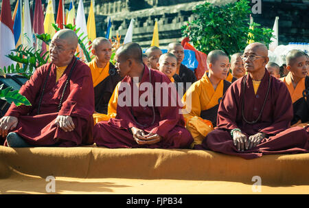 I monaci buddisti durante la cerimonia che celebra il Buddha la nascita, il Waisak festival, presso il tempio Borobudur, Java, Indonesia. Foto Stock