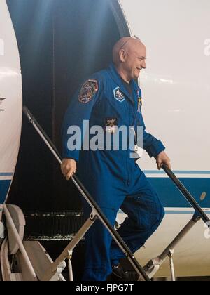 Houston, Stati Uniti d'America. 03 Mar, 2016. L'astronauta della NASA e Expedition 46 comandante Scott Kelly sorrisi come egli è accolto all'arrivo a Ellington campo Marzo 3, 2016 in Houston, Texas. Kelly insieme con i cosmonauti Mikhail Kornienko ha trascorso un anno record-lunga missione a bordo della Stazione Spaziale Internazionale di ritornare sulla Terra il 1 marzo. Foto Stock