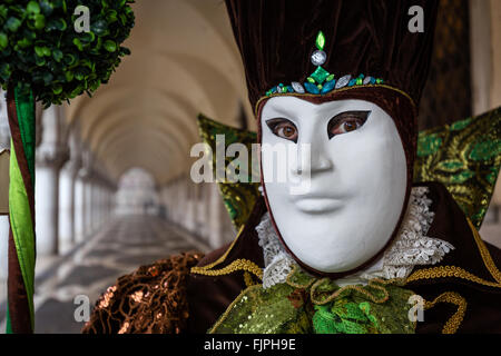 Un uomo vestito in su per il Carnevale di Venezia, Veneto, Italia Foto Stock