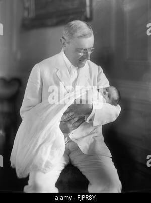 Stati Uniti Presidente Woodrow Wilson Holding nipote, Ellen Wilson McAdoo, Ritratto, circa 1915 Foto Stock