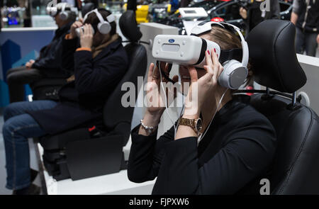 Ginevra, Svizzera. 3 Mar, 2016. I visitatori utilizzano VR Virtual Reality auricolari alla esperienza di guida di una vettura Ford durante la 86Geneva International Motor Show di Ginevra, Svizzera, al primo giorno di pubblico, 3 marzo 2016. Circa 200 espositori che presentano alcuni 900 veicoli di quest'anno dal 3 Marzo al 13. Credito: Xu Jinquan/Xinhua/Alamy Live News Foto Stock