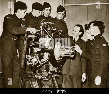 Cadetti aria ,c. 1940. Durante la Seconda guerra mondiale a un air force training camp. Imparare circa il aero engine. Foto Stock