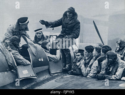 Cadetti aria ,c. 1940. Durante la Seconda guerra mondiale a un air force training camp. Istruttore seduto sul cofano di aereo da combattimento insegna Nuova Zelanda cadetti. Foto Stock