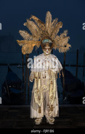 Un uomo vestito in su per il Carnevale di Venezia, Italia Foto Stock