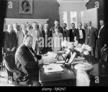 STATI UNITI Presidente William Howard Taft firma Arizona Statehood Bill, Washington DC, USA, Harris & Ewing, febbraio 14, 1912 Foto Stock