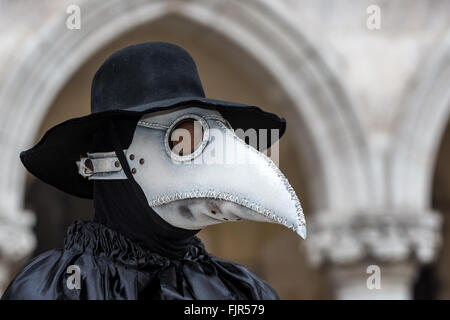 Un uomo vestito con un medico della peste costume, Venezia, Italia Foto Stock