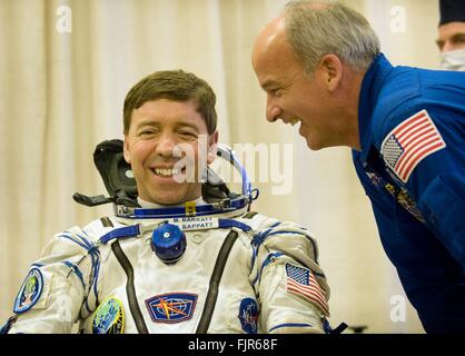 Stazione Spaziale Internazionale Expedition 19 astronauta della NASA Michael Barratt con backup comandante Jeffrey Williams come egli attende per il controllo della pressione del suo russo sokol spacesuit davanti a lanciare a bordo della navicella spaziale Soyuz Marzo 26, 2009 di Baikonur in Kazakhstan. Barrett si unisce i membri dell'equipaggio Gennady Padalka I. e Charles Simonyi sulla missione. Foto Stock