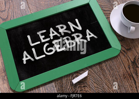 Imparare il concetto di Algebra disegnati a mano sulla lavagna. Foto Stock