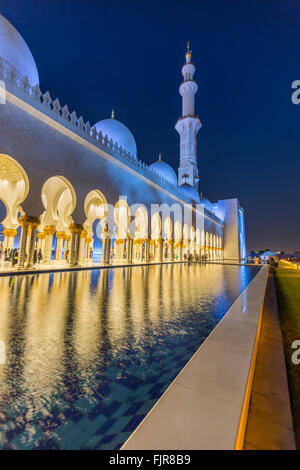Arcate in Moschea Sheikh Zayed, Sheikh Zayed Grande Moschea di Abu Dhabi, Emirato di Abu Dhabi, Emirati Arabi Uniti Foto Stock