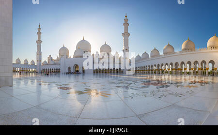 Il cortile della Moschea Sheikh Zayed, Sheikh Zayed Grande Moschea di Abu Dhabi, Emirato di Abu Dhabi, Emirati Arabi Uniti Foto Stock