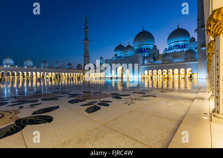 Il cortile della Moschea Sheikh Zayed, Sheikh Zayed Grande Moschea di Abu Dhabi, Emirato di Abu Dhabi, Emirati Arabi Uniti Foto Stock