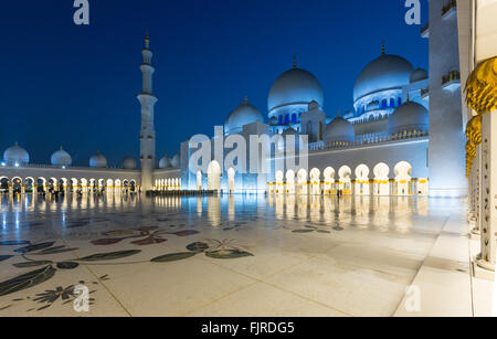 Il cortile della Moschea Sheikh Zayed, Sheikh Zayed Grande Moschea di Abu Dhabi, Emirato di Abu Dhabi, Emirati Arabi Uniti Foto Stock