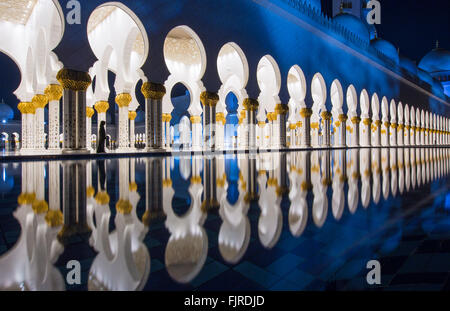 Arcate in Moschea Sheikh Zayed, Sheikh Zayed Grande Moschea di Abu Dhabi, Emirato di Abu Dhabi, Emirati Arabi Uniti Foto Stock
