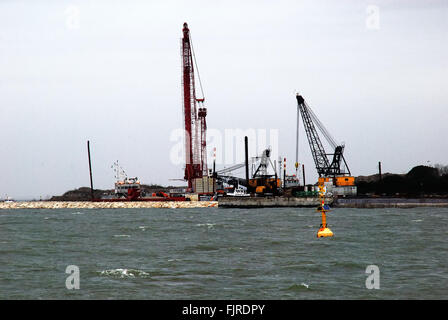 Ca' Roman, Chioggia, (Venezia). I lavori in corso per il Mose (Modulo Sperimentale Elettromeccanico, Modulo Sperimentale Elettromeccanico). Si tratta di un progetto destinato a proteggere la città di Venezia e della Laguna Veneta da inondazioni. Foto Stock