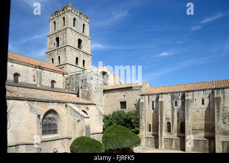 Il campanile della chiesa romanica di San Trophime (c12-15th) Arles Provence Francia Foto Stock