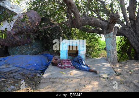 Di Allahabad, Uttar Pradesh, India. 3 Mar, 2016. Di Allahabad: un senzatetto dorme nella parte anteriore di un tempio di Allahabad. © Prabhat Kumar Verma/ZUMA filo/Alamy Live News Foto Stock