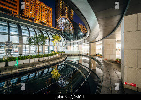 L'esterno di da una stazione di parcheggio di notte, in Taipei, Taiwan. Foto Stock