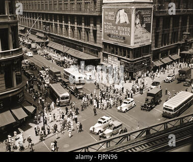 Vista aerea di Herald Square a New York che mostra il magazzino Macy's nel 1935. (Berenice Abbot/ Biblioteca Pubblica di New York/Public Domian) Foto Stock