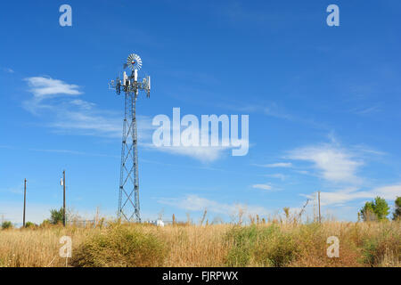 Torre cellulare dissimulata come un mulino a vento di fattoria Foto Stock