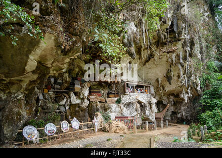 Londa è scogliere e grotta vecchio luogo di sepoltura di Tana Toraja. Le gallerie di tau-tau sul balcone guardia dei sepolcri. Foto Stock