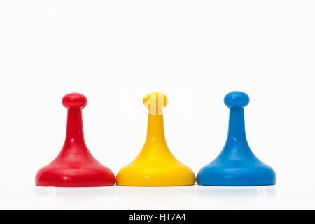 Rosso, giallo e blu i pezzi di gioco Foto Stock