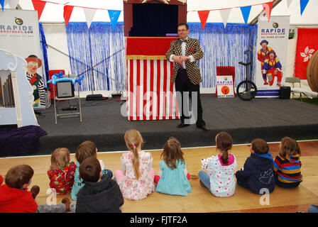 Punch & Judy show a 2013 Morris celebrazioni centenarie a Cornbury Park, Charlbury Oxford, Regno Unito Foto Stock