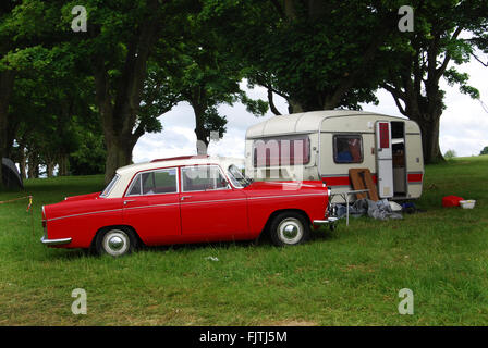 Campeggio classico negli anni settanta Morris Oxford a Charlbury Costwolds Regno Unito Foto Stock