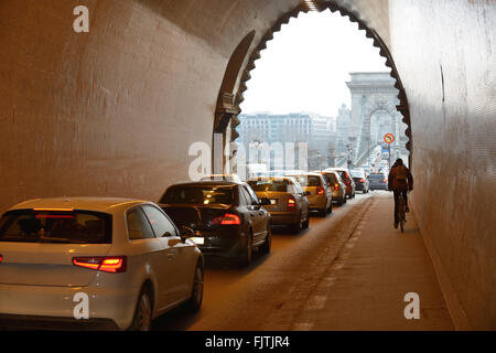 Inceppamento di traffico durante le ore di punta in Budapest, Ungheria. La moto è più veloce. Foto Stock